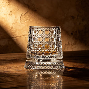 Copo de whisky Orbis na lapidação treliça, servido com whisky, sobre a base giratória de cristal