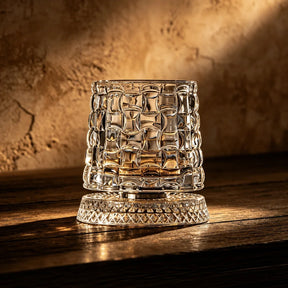 Copo de whisky Orbis na lapidação trama, com faixas entrelaçadas em relevo no cristal