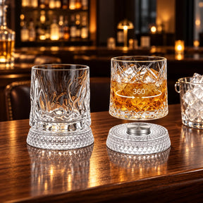 Dois copos de whisky Orbis sobre o balcão de um bar, um com whisky e gelo e a base de cristal ao lado