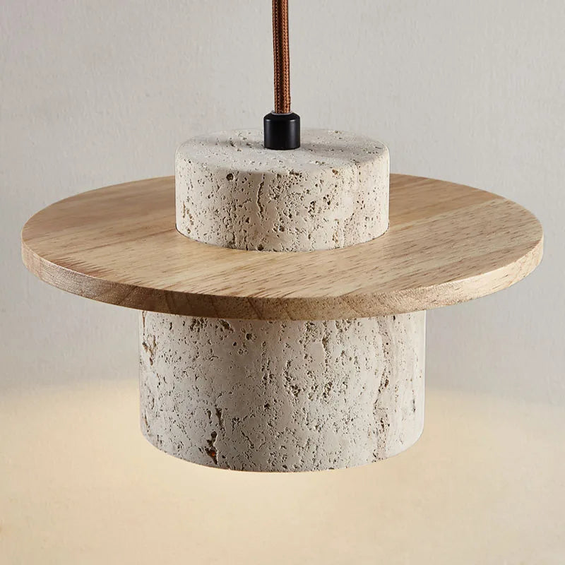 Detalhe da Luminária Pendente Hano, com o disco de madeira clara contornando a cúpula de travertino