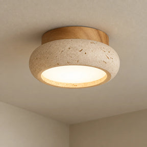 Plafon de sobrepor Nagi em travertino e madeira instalado no teto com a luz acesa